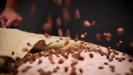 granos de café cayeron sobre la mesa 4k a cámara lenta