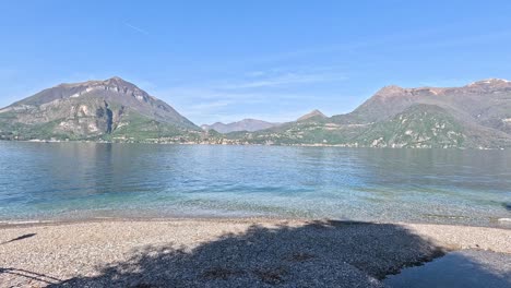 las olas golpean suavemente la orilla en varenna