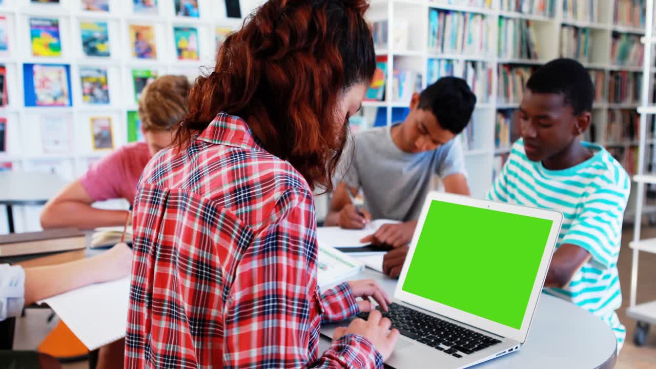 niños de la escuela haciendo la tarea en la biblioteca