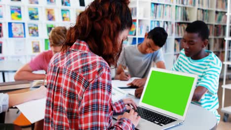 Niños-De-La-Escuela-Haciendo-La-Tarea-En-La-Biblioteca