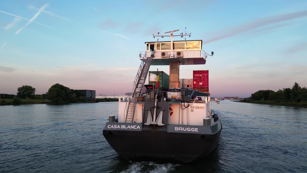 일몰 시 마을을 항해하는 선박 카사블랑카 주변을 돌고 있는 영화 같은 공중 드론 샷과 항법실 위로 떨어지는 주황색 빛