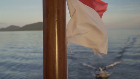 Una-Bandera-Indonesia-En-Cámara-Lenta-Ondeando-En-El-Viento-De-Un-Barco-Que-Se-Mueve