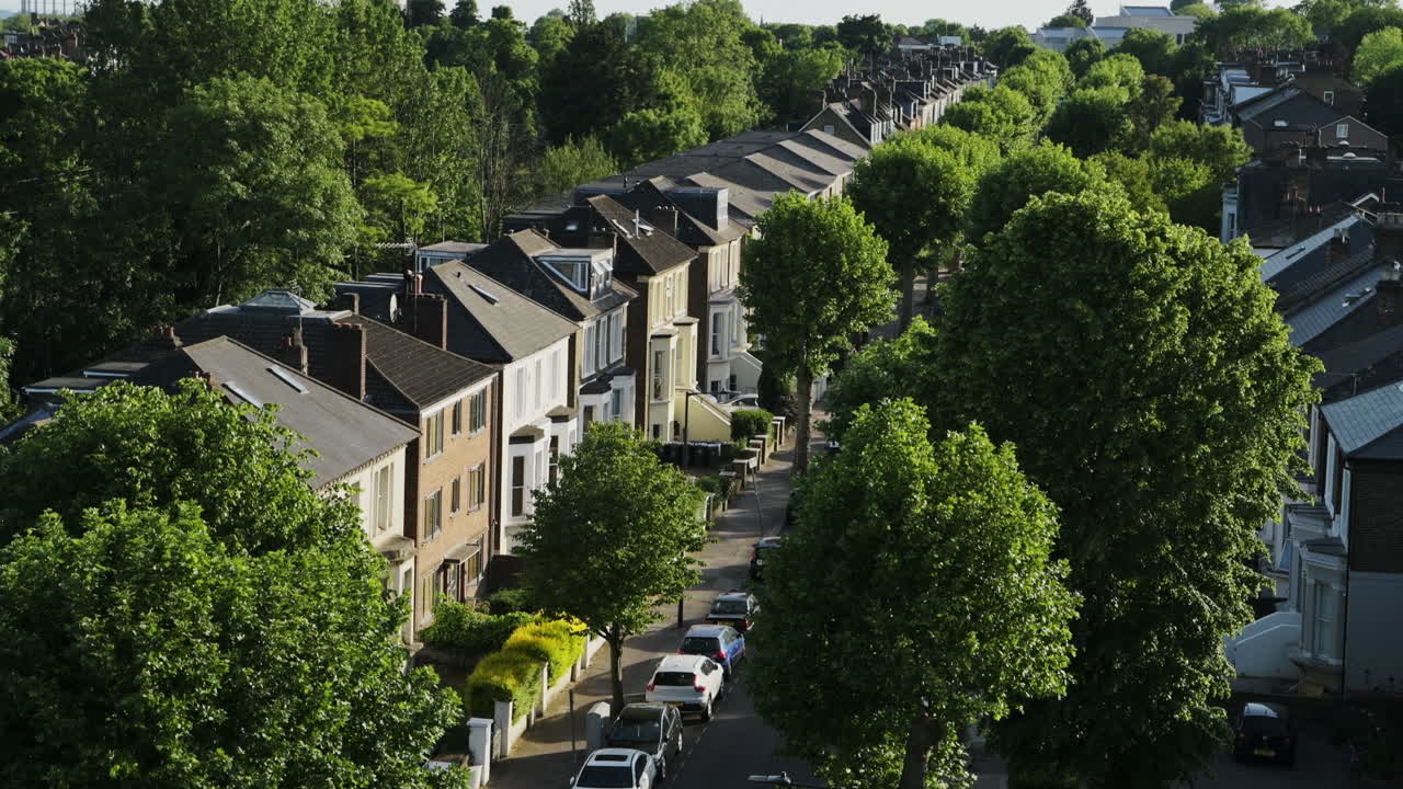 Vue panoramique de maisons et d’arbres verdoyants dans un quartier résidentiel en terrasses du centre-nord de Londres, Royaume-Uni : prise de vue aérienne par drone