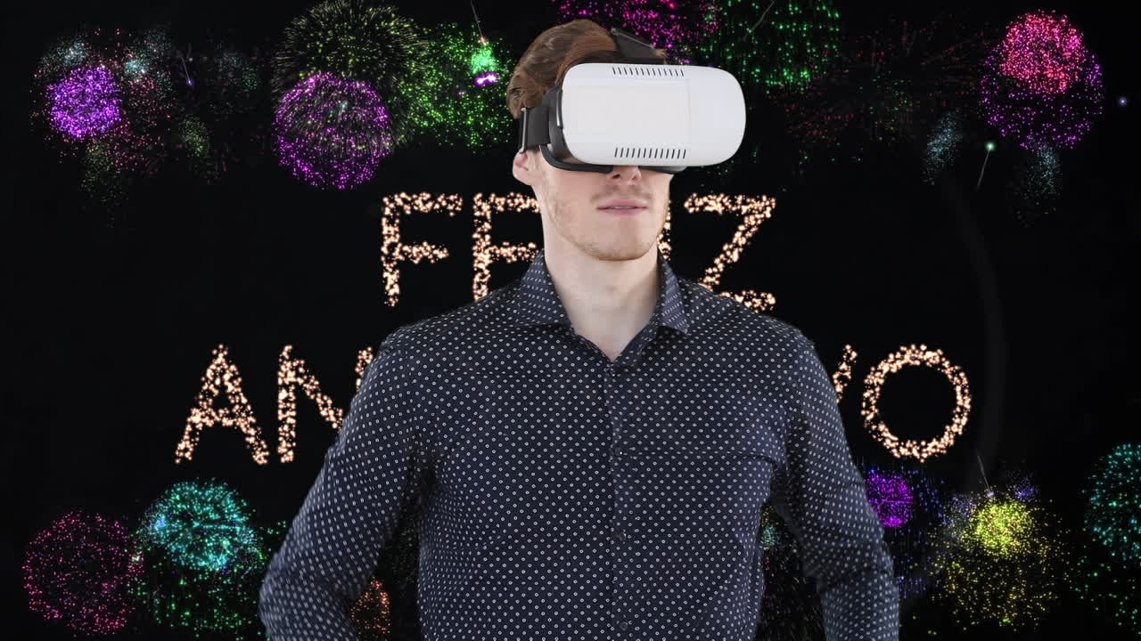 animación de un hombre con auriculares vr, texto de feliz año nuevo y fuegos artificiales sobre fondo negro