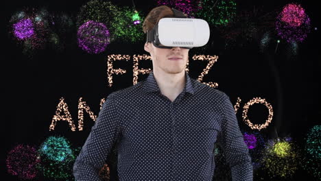 vr 헤드 ⁇ 을 착용한 남자의 애니메이션, 새해 축하 텍스트와 검은색 배경의 불꽃놀이