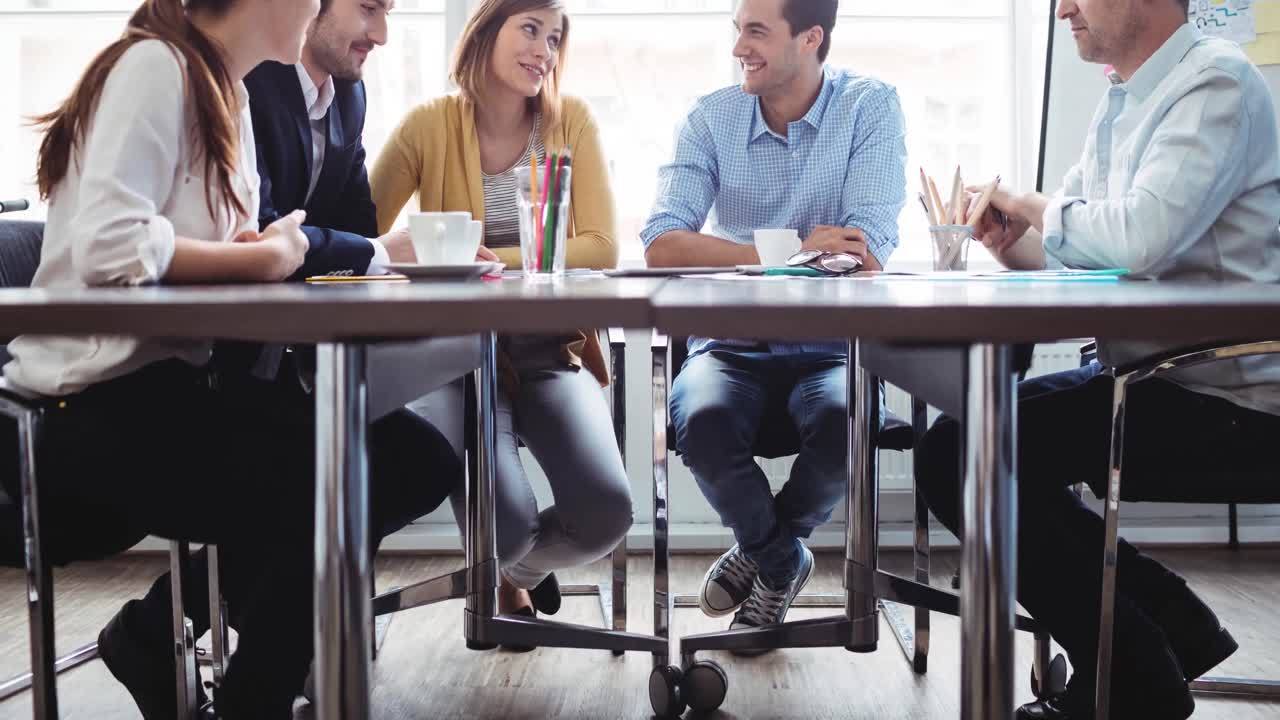video de creativos diversos colegas masculinos y femeninos discutiendo en una oficina moderna