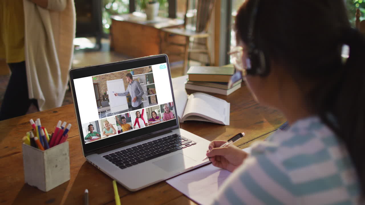 estudiante que usa una computadora portátil para una lección en línea en casa, con un maestro y una clase diversos en la pantalla
