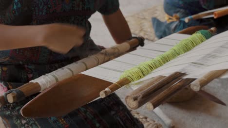 una mujer maya tejiendo textiles tradicionales en guatemala - de cerca