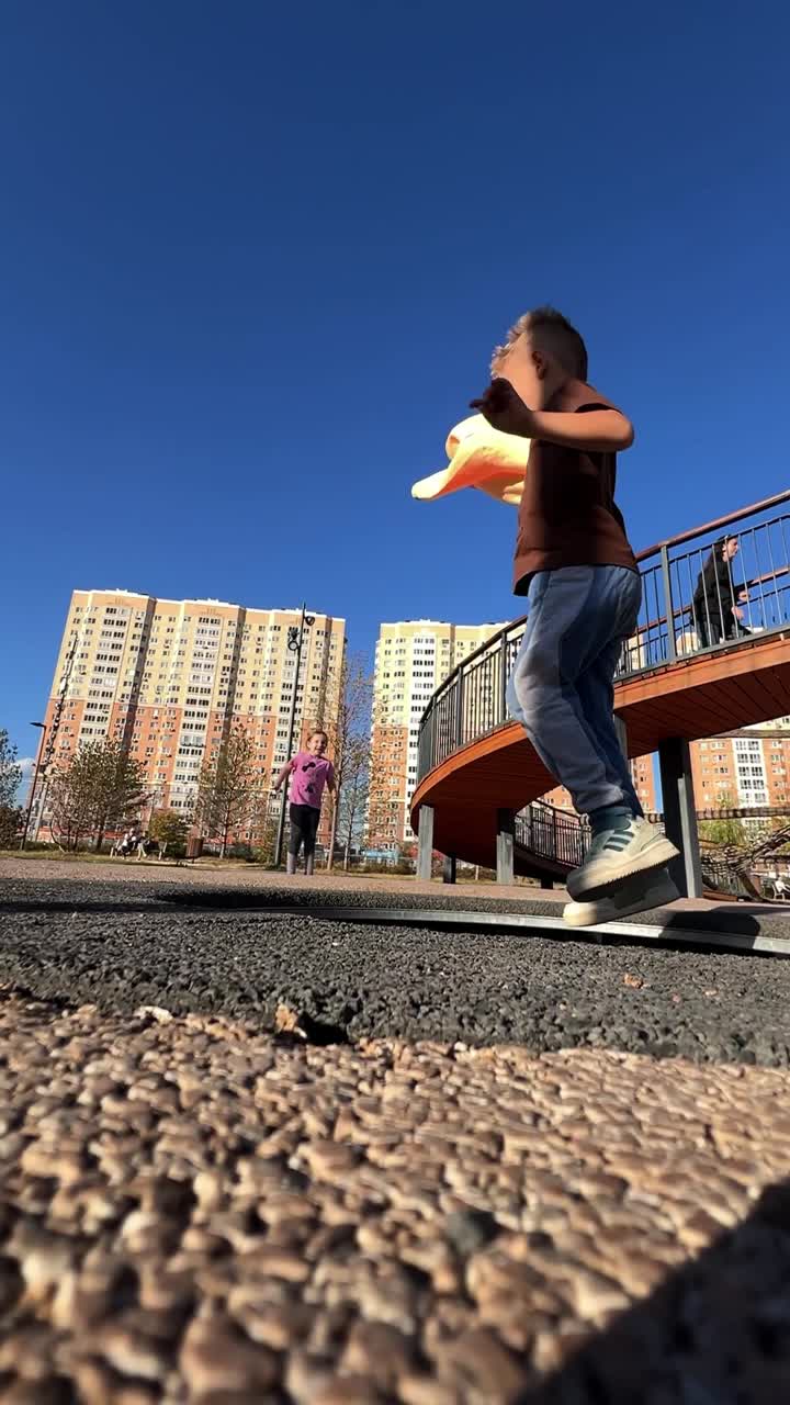 niños jugando en un patio de recreo