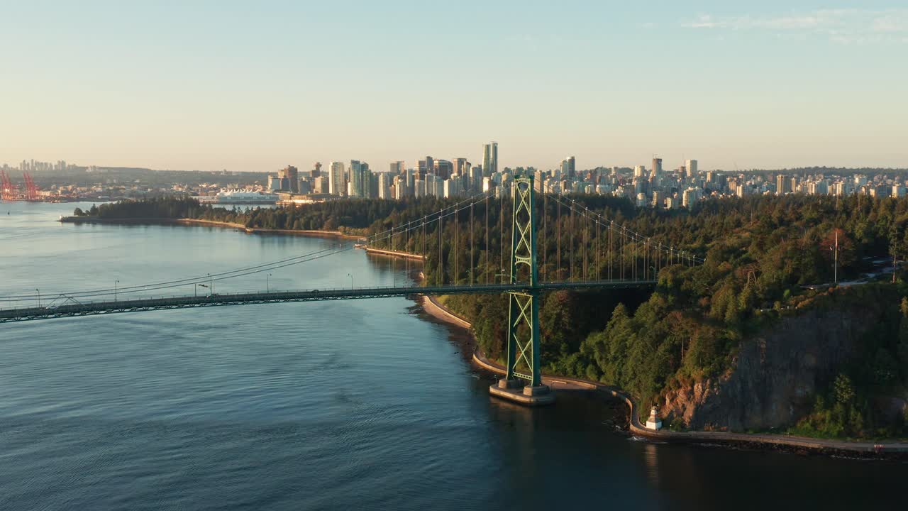 캐나다 밴쿠버에서 일몰 동안 라이온스 게이트 브리지의 아름다운 영화 장면