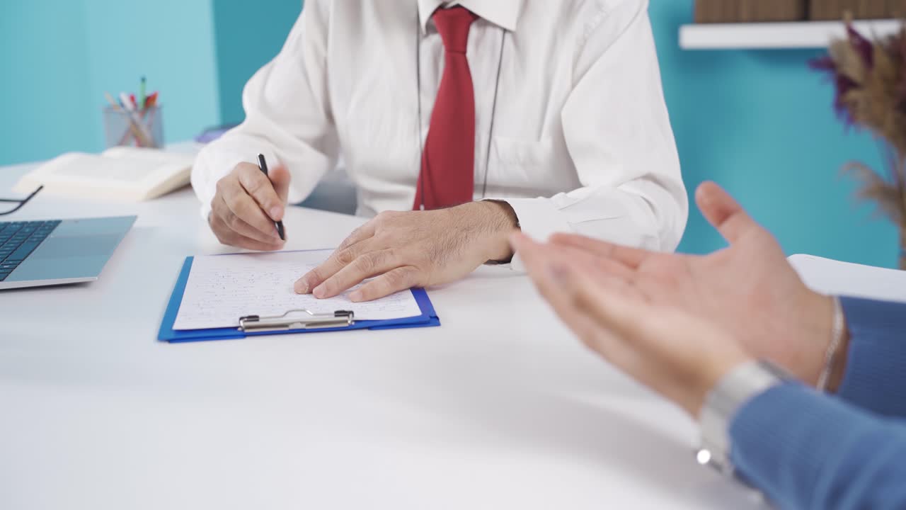 Psichiatra che ascolta un paziente adulto stressato e prende appunti nel suo studio