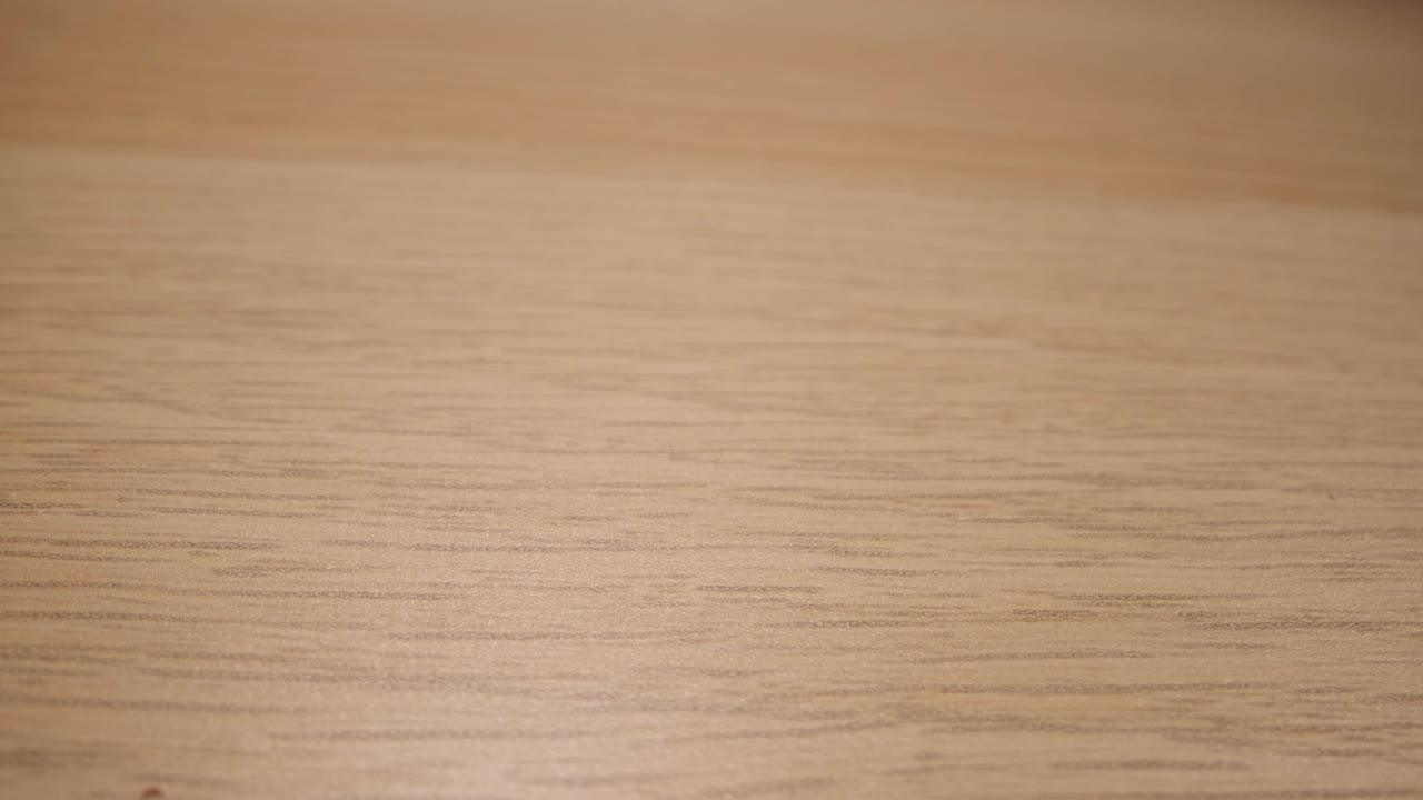 los botones de coser caen sobre un fondo de madera. la ropa los botones coloridos caen sobre la tabla de madera