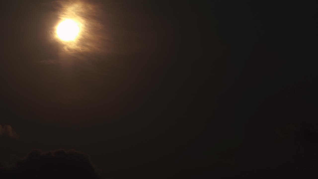 timelapse del amanecer con nubes oscuras en el fondo