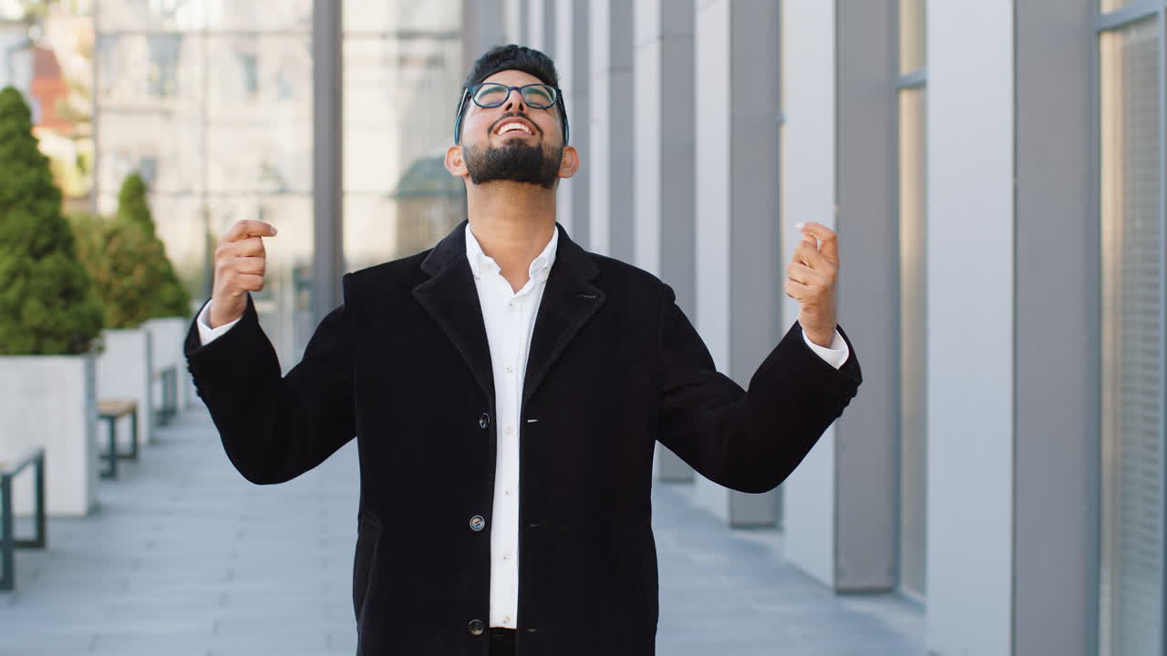 feliz hombre de negocios celebrando el éxito ganando el logro de la carrera buenas noticias de victoria en la calle de la ciudad