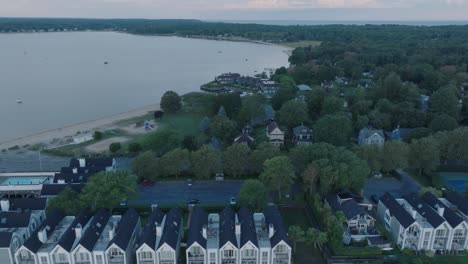 Toma-Aérea-De-Un-Dron-De-Una-Marisma-En-Orient-Greenport-North-Fork-Long-Island-Nueva-York-Antes-Del-Amanecer