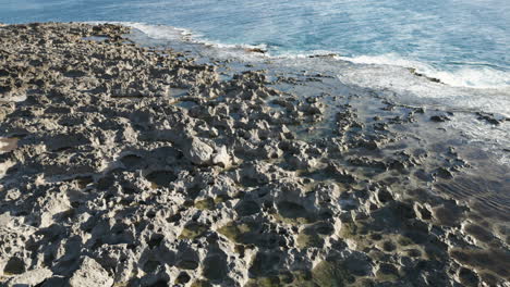 Tiro-De-Coral-Afilado-En-El-Borde-De-La-Playa-De-Ke-Iki,-Norte-De-Oahu