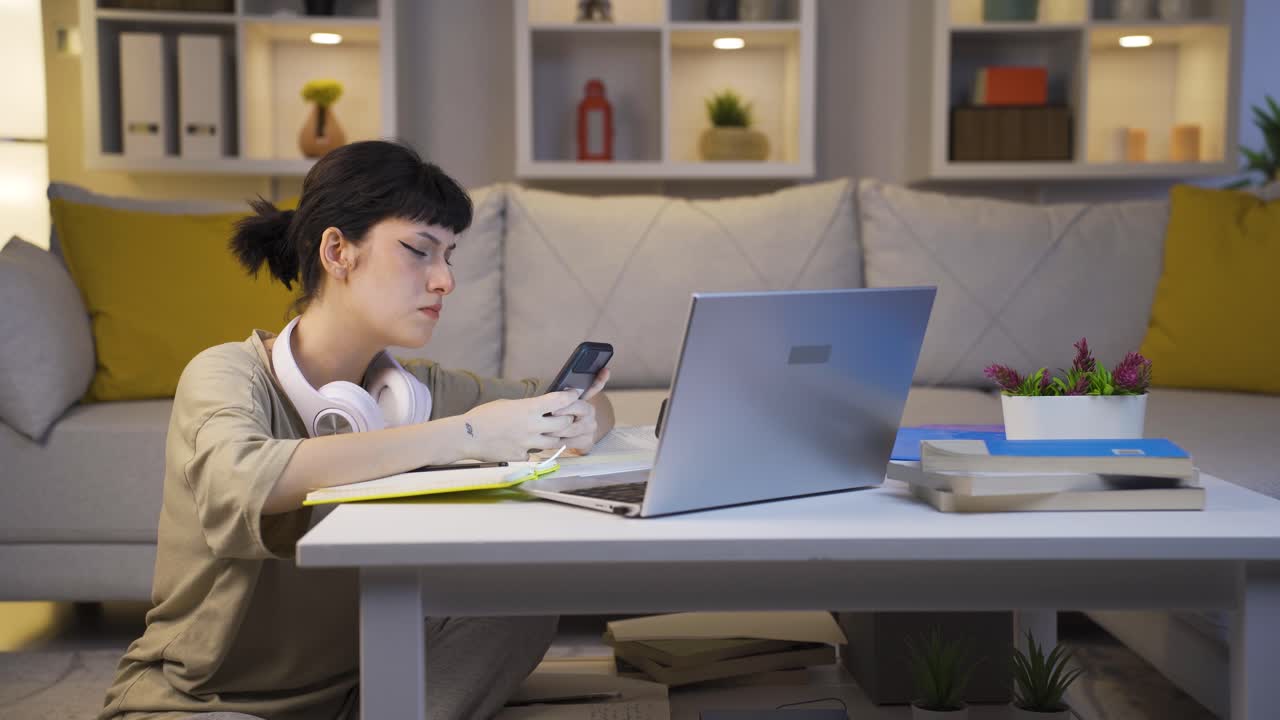 밤에 전화로 문자 메시지를 보내는 젊은 여성은 불행하고 슬프습니다.