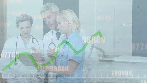 animación del procesamiento de datos sobre diversos médicos hablando
