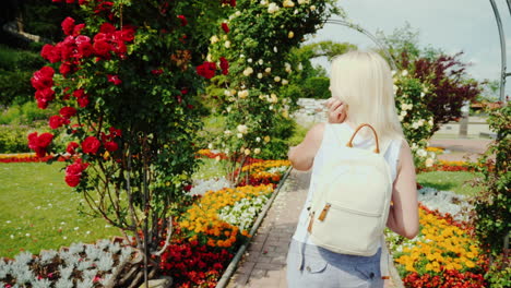 Una-Mujer-Joven-Está-Caminando-En-El-Jardín-De-Rosas-1