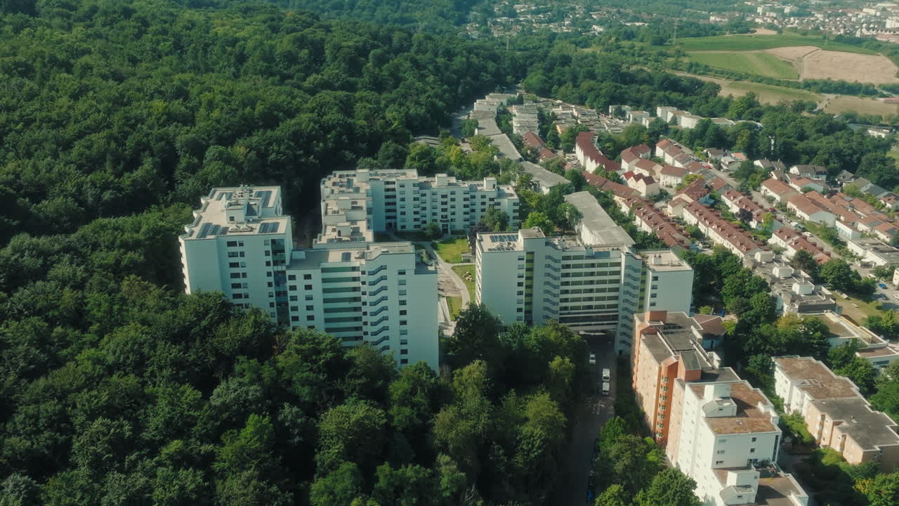 Ripresa drone in avvicinamento del quartiere di Emmertsgrund e del paesaggio urbano di giorno a Heidelberg, stato del Baden-Württemberg, Germania.