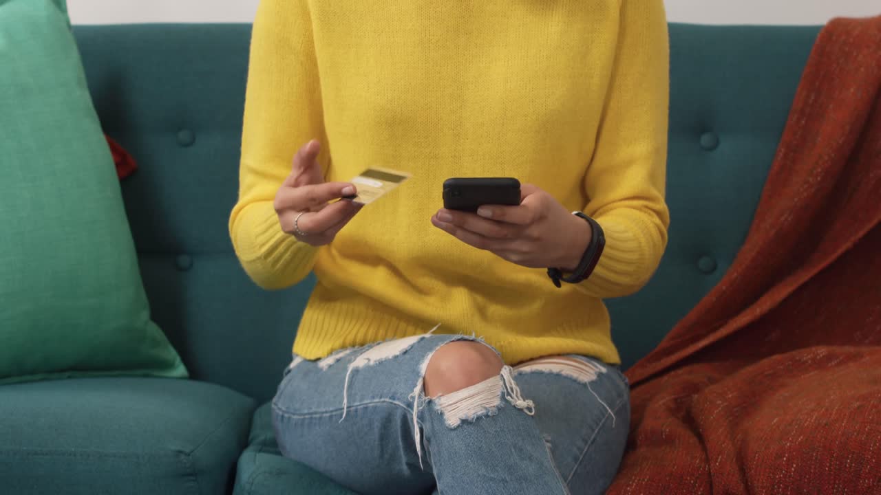 mujer caucásica haciendo compras en línea