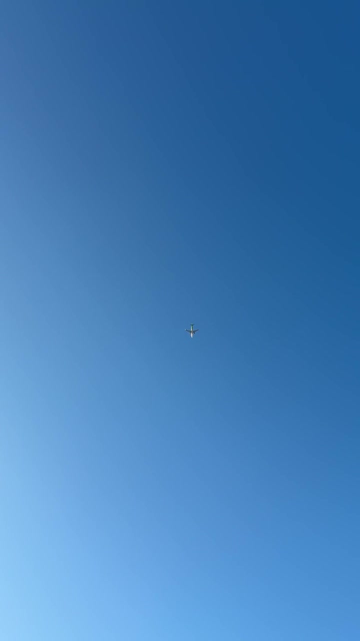 Avioneta volando alto en un cielo azul despejado