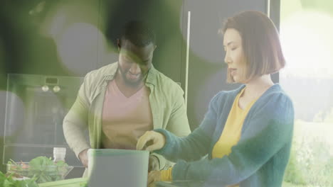 preparando comida en la cocina, pareja con animación de bokeh verde en el fondo