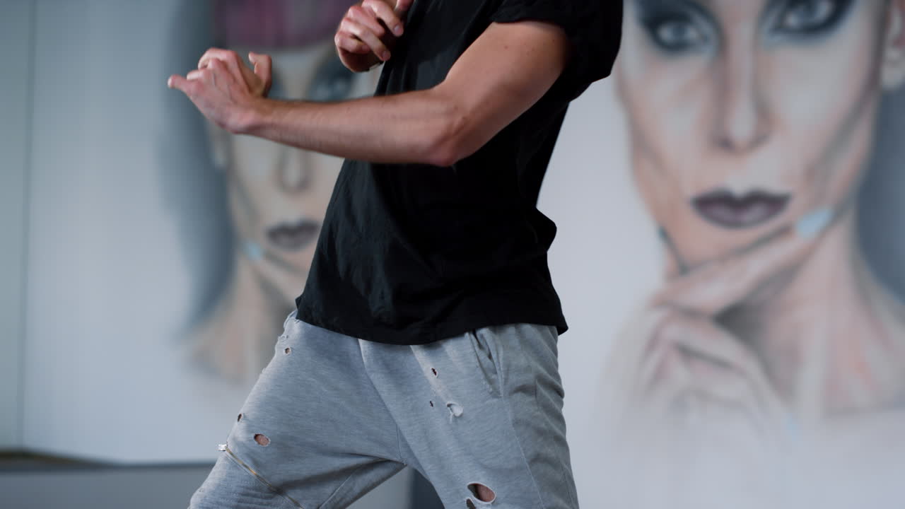 Ballerino sconosciuto che si esercita nell'hip hop in palestra. Immagine ritagliata di un uomo che balla in classe