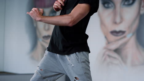 bailarín desconocido practicando hip hop en el gimnasio. hombre de imagen recortada bailando en clase.