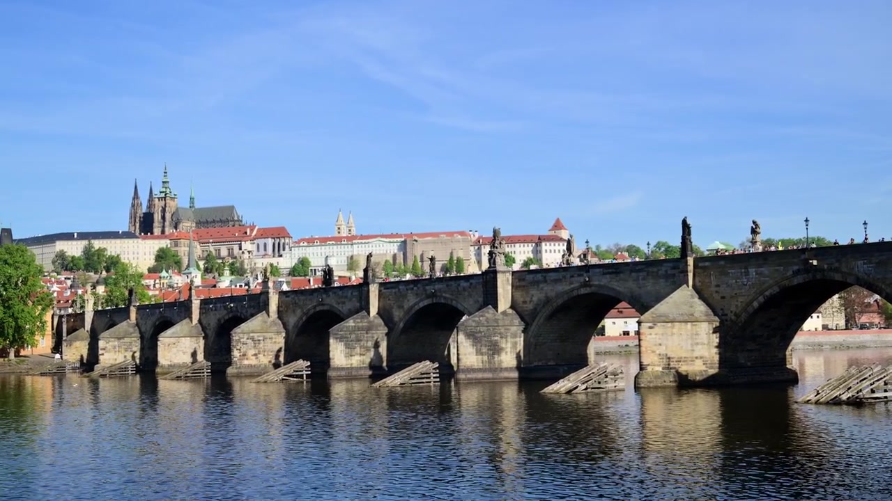 Persone che corrono sul Ponte Carlo sul fiume Moldava con il Castello di Praga sullo sfondo, Praga, Repubblica Ceca