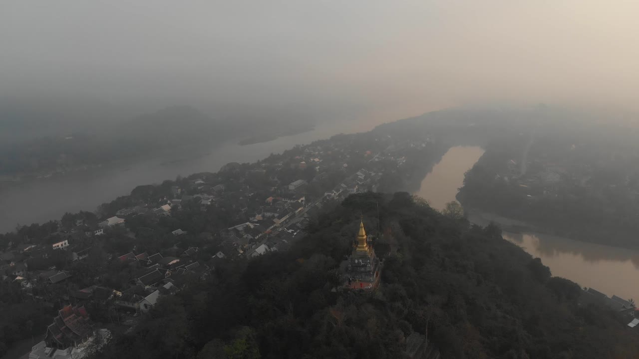 vista aérea de la colina de phousi en luang prabang, laos durante el amanecer, avión no tripulado