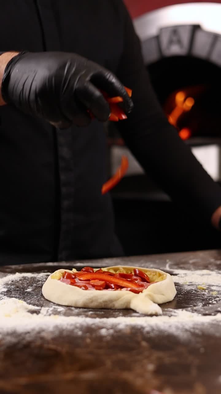 el chef preparando una pizza