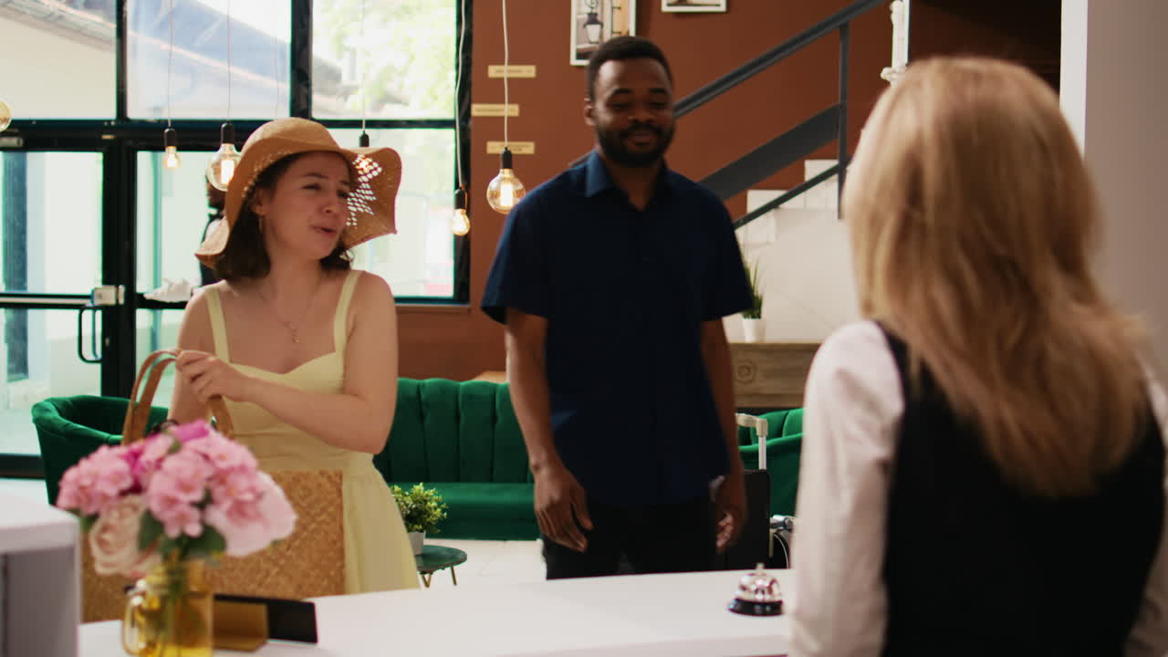 viajeros que esperan para registrarse