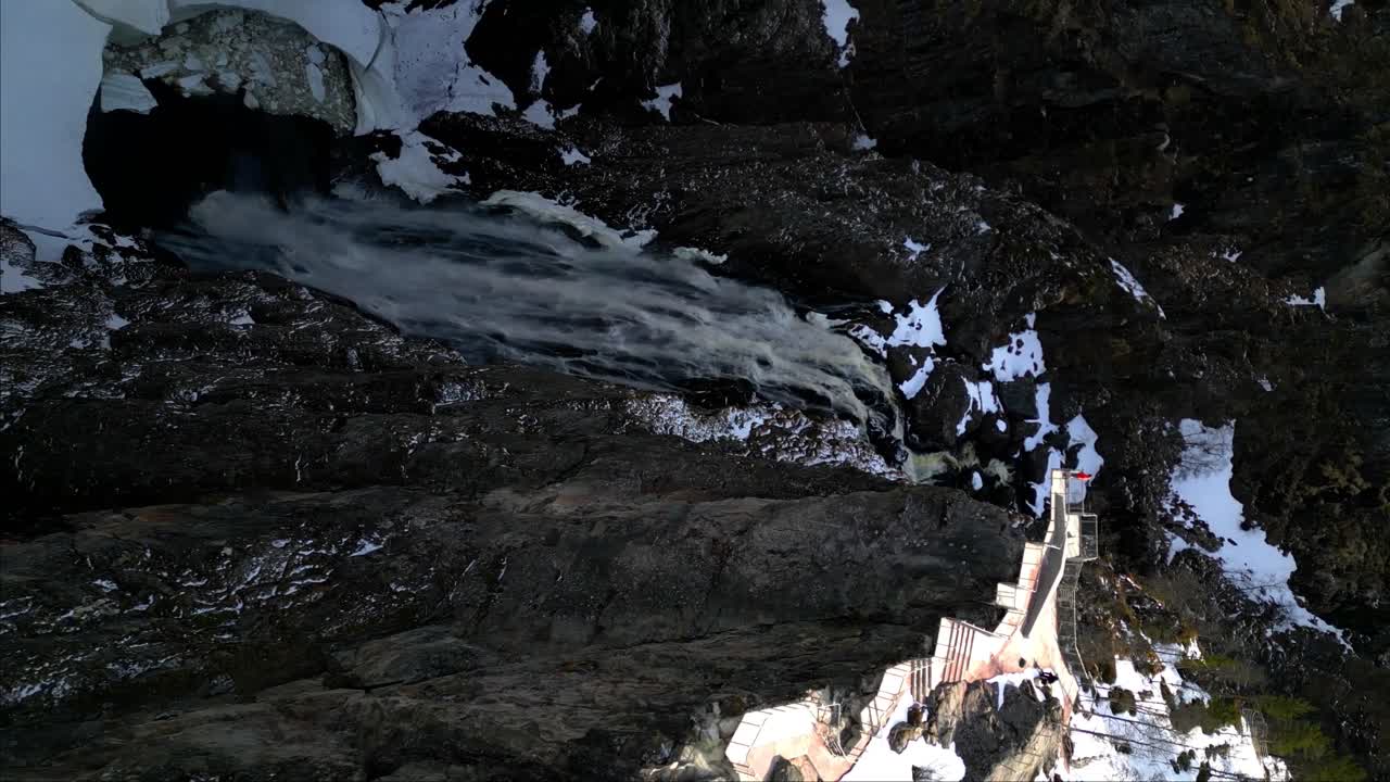 la foto superior del fotógrafo capturó la belleza de la cascada de voringfossen durante el invierno en el condado de vestland, noruega