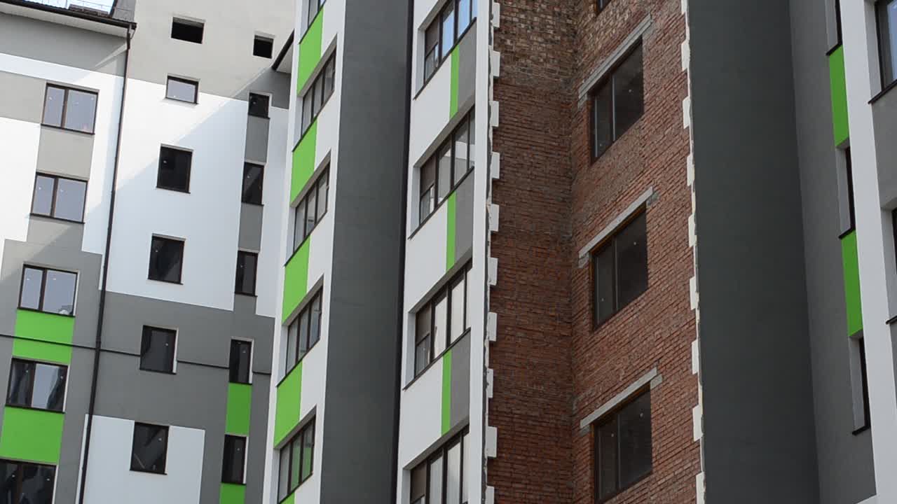 Etageejendom. Optagelse af et hus, byggeøjeblik. Optagelse af husets facade.