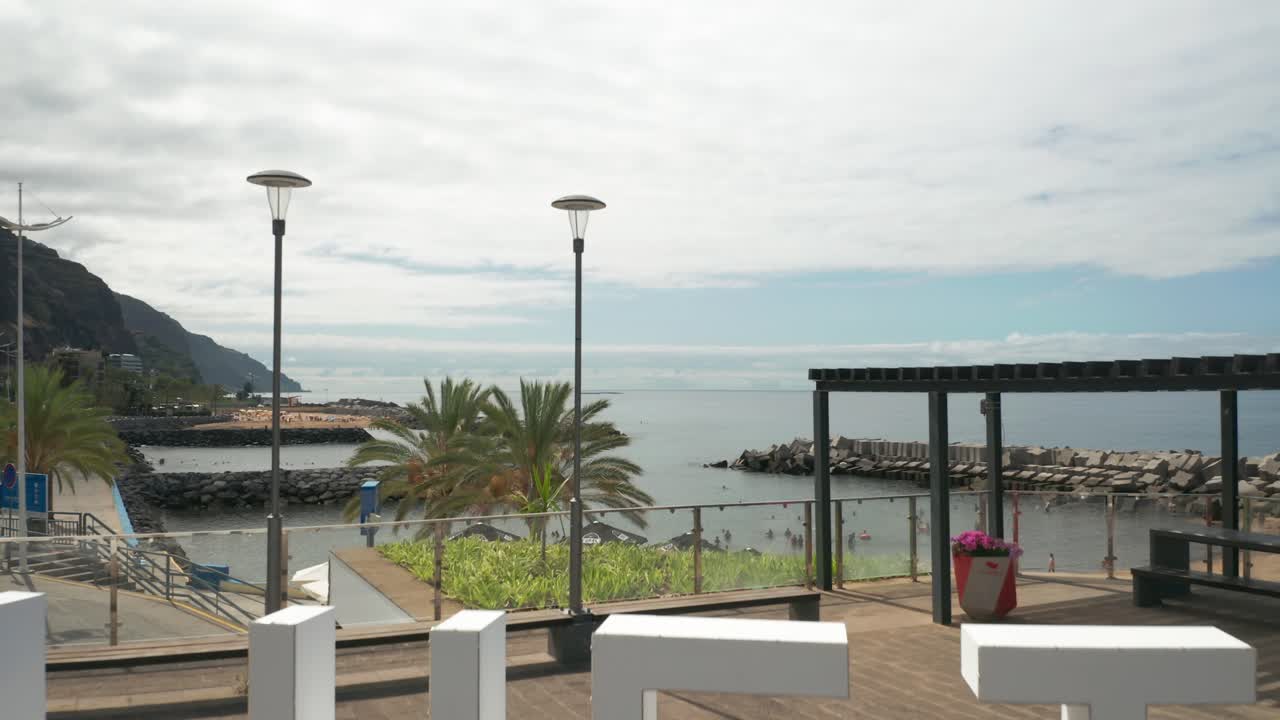 volando más allá de grandes letras que revelan la playa de calheta en la costa de madeira