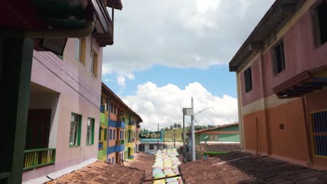 un colorido callejón con paraguas en la cima en guatapé, colombia, conocido por sus vibrantes murales