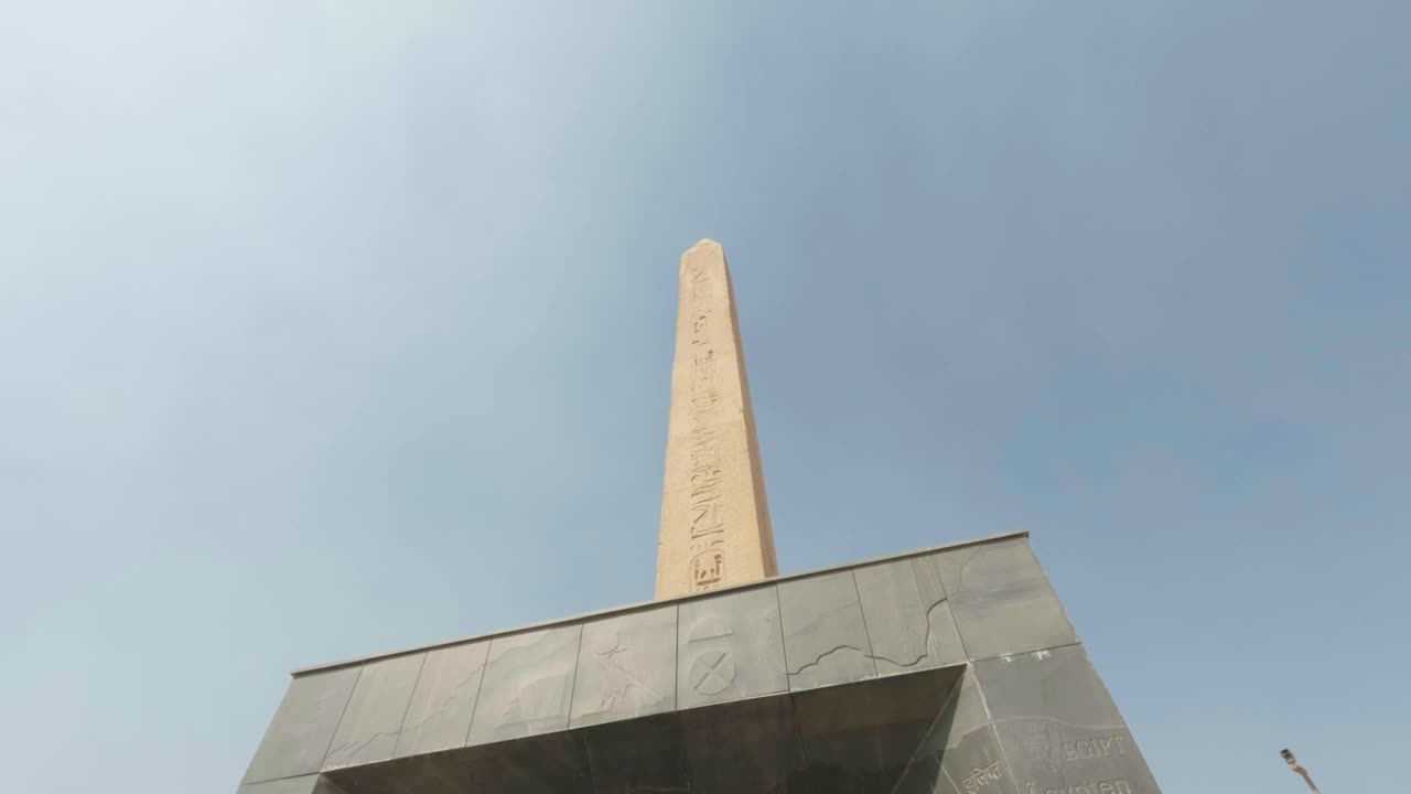 Obelisco egipcio antiguo con jeroglíficos bajo un cielo claro