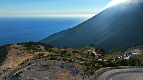 Luftaufnahme-Eines-Aufsteigenden-Hügels-Vor-Einer-Straße-Auf-Dem-Llogara-Gebirgspass-In-Albanien