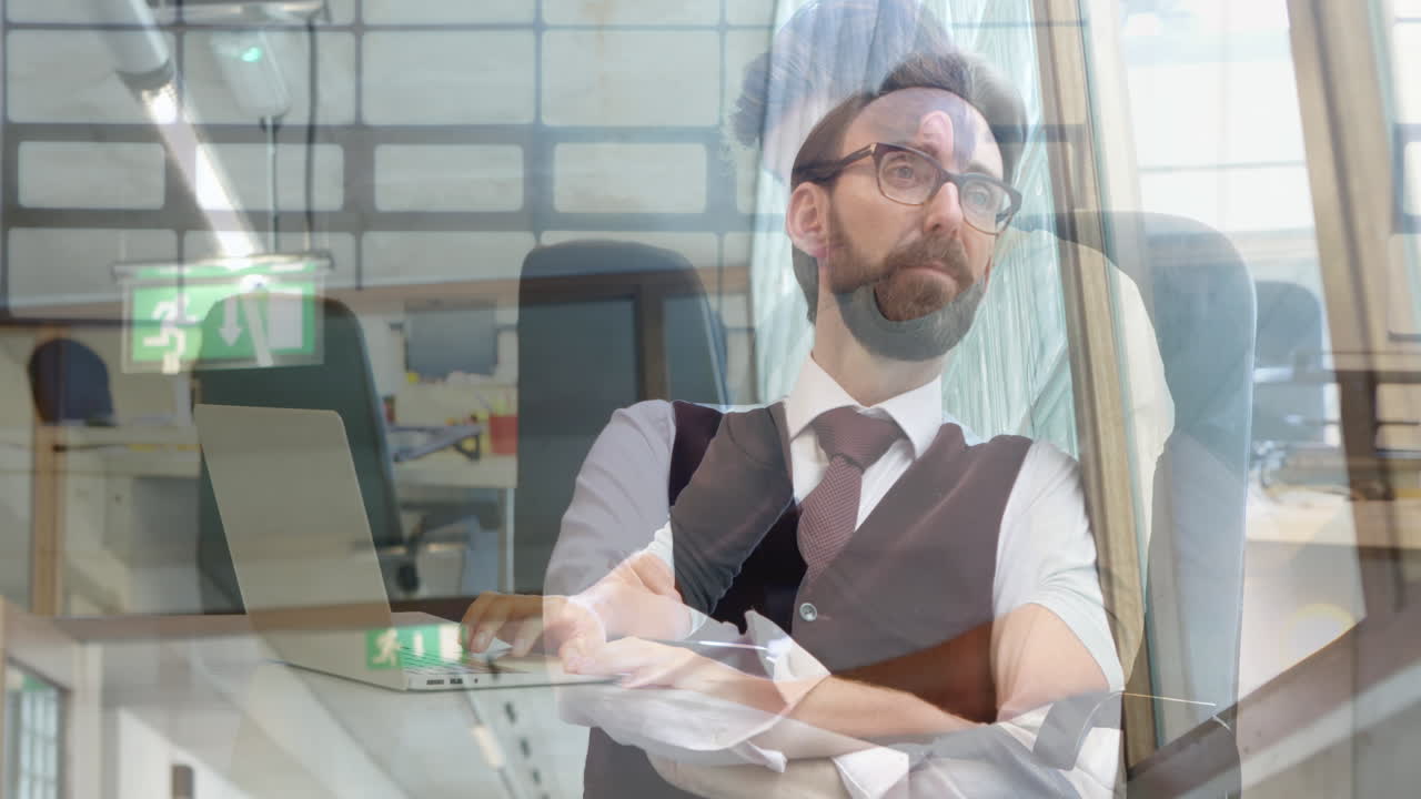 анимация улыбающегося человека, использующего ноутбук в офисе, над бизнесменом, смотрящим из окна