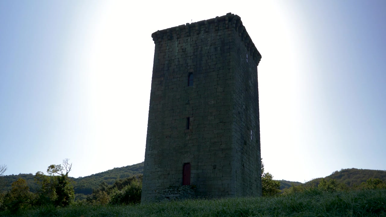 Tårnet A Forxa står på grønt underlag under en lys himmel i Porqueira, Ourense, Galicien