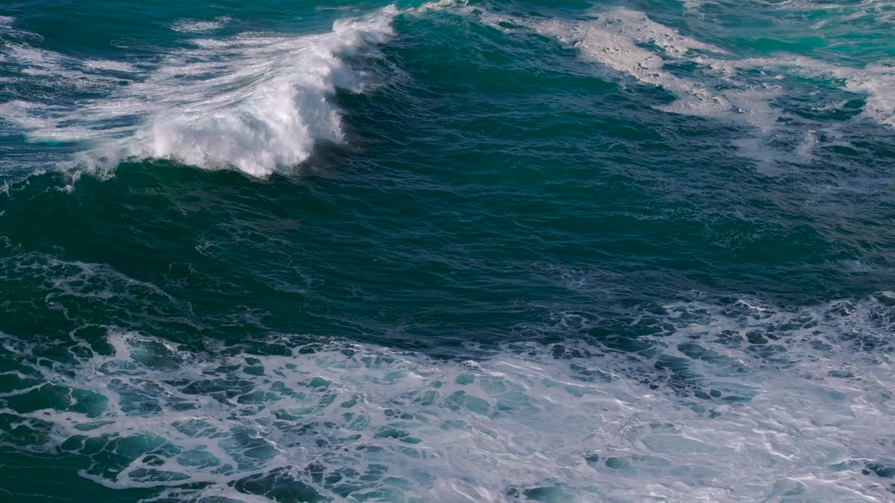 İspanya, Galiçya, Costa da Morte'de köpüklü deniz yüzeyinde dalgalı dalgalar. Havadan çekim.