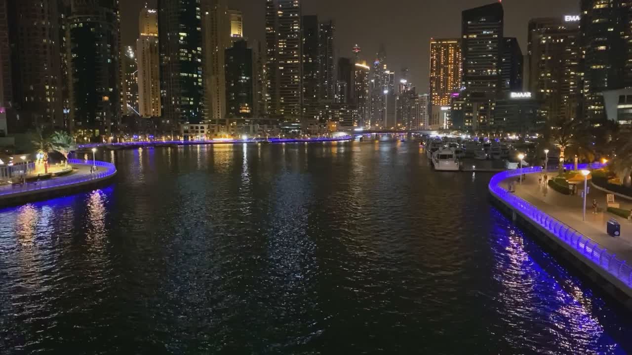 Accéléré nocturne de Dubaï depuis les gratte-ciel de Dubai Marina, avec joggeurs et l'eau