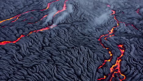 lava derretida fluyendo a través de un paisaje volcánico