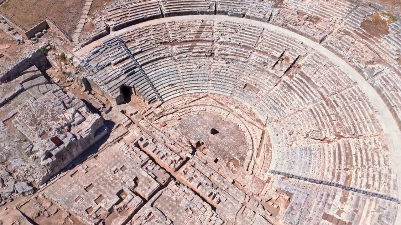 Il Teatro Greco di Siracusa è un monumentale teatro greco antico del V secolo a.C. scavato direttamente nella roccia del colle Temenite all'interno del Parco Archeologico della Neapolis