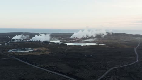 paisaje volcánico en la península de reykjanes con central eléctrica distante, antena