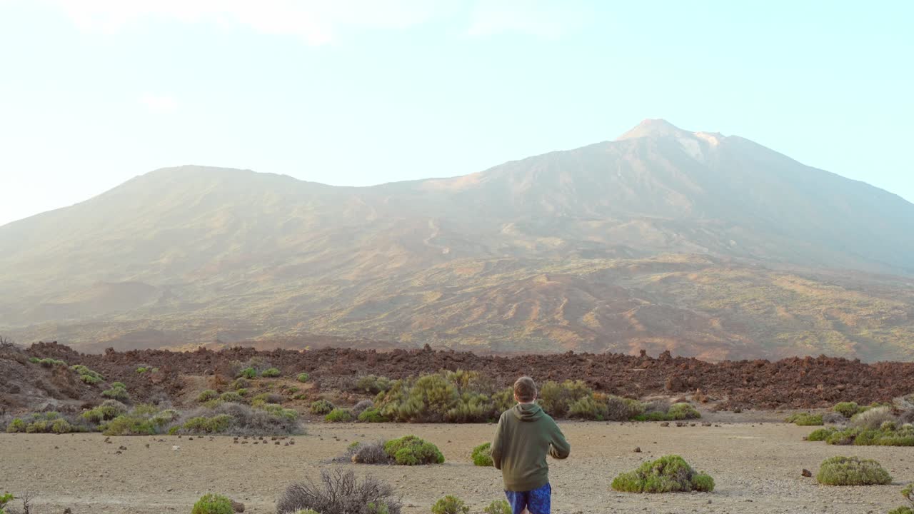 persona corriendo hacia el desierto parecida al planeta marte, vista de atrás