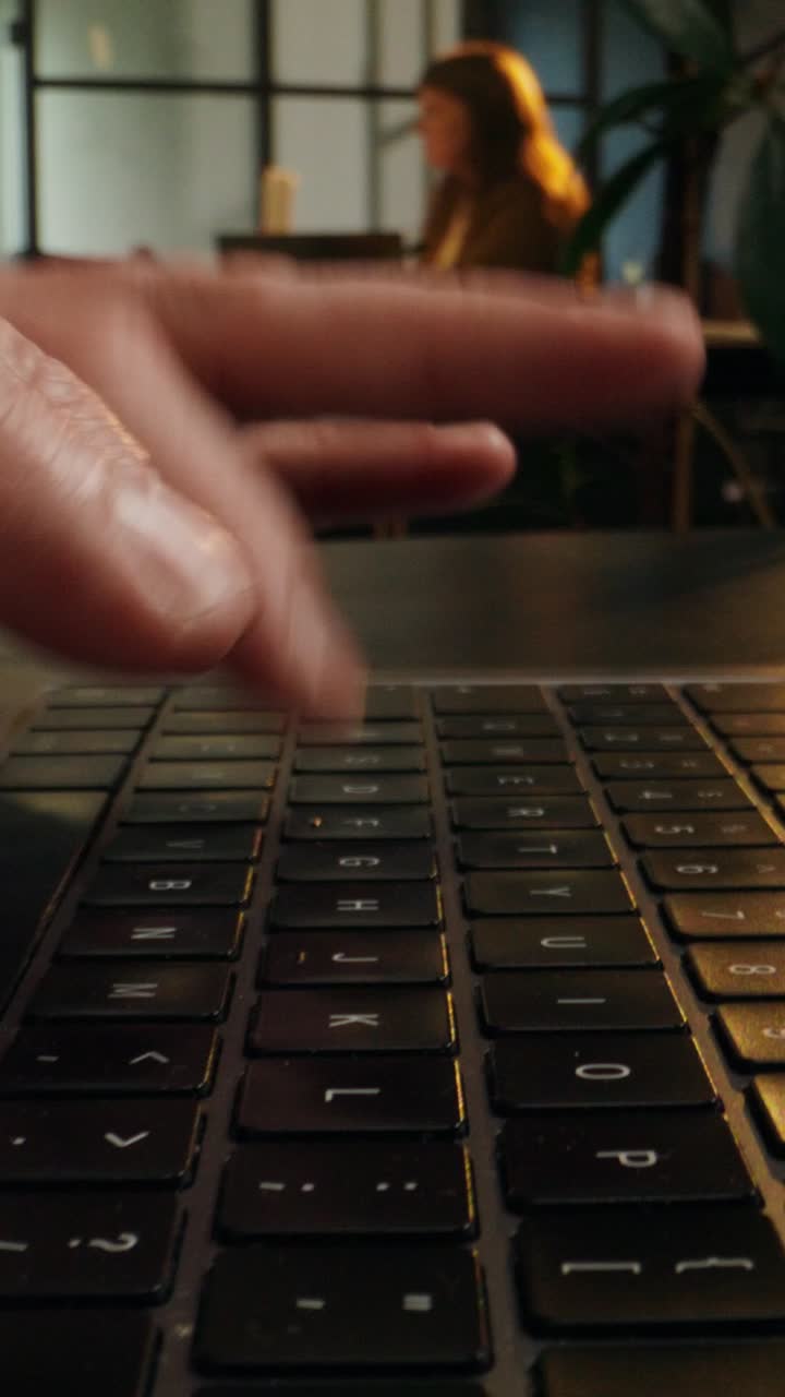 persona escribiendo en una computadora portátil