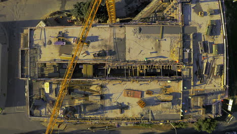 los edificios fuertes tienen cimientos fuertes.