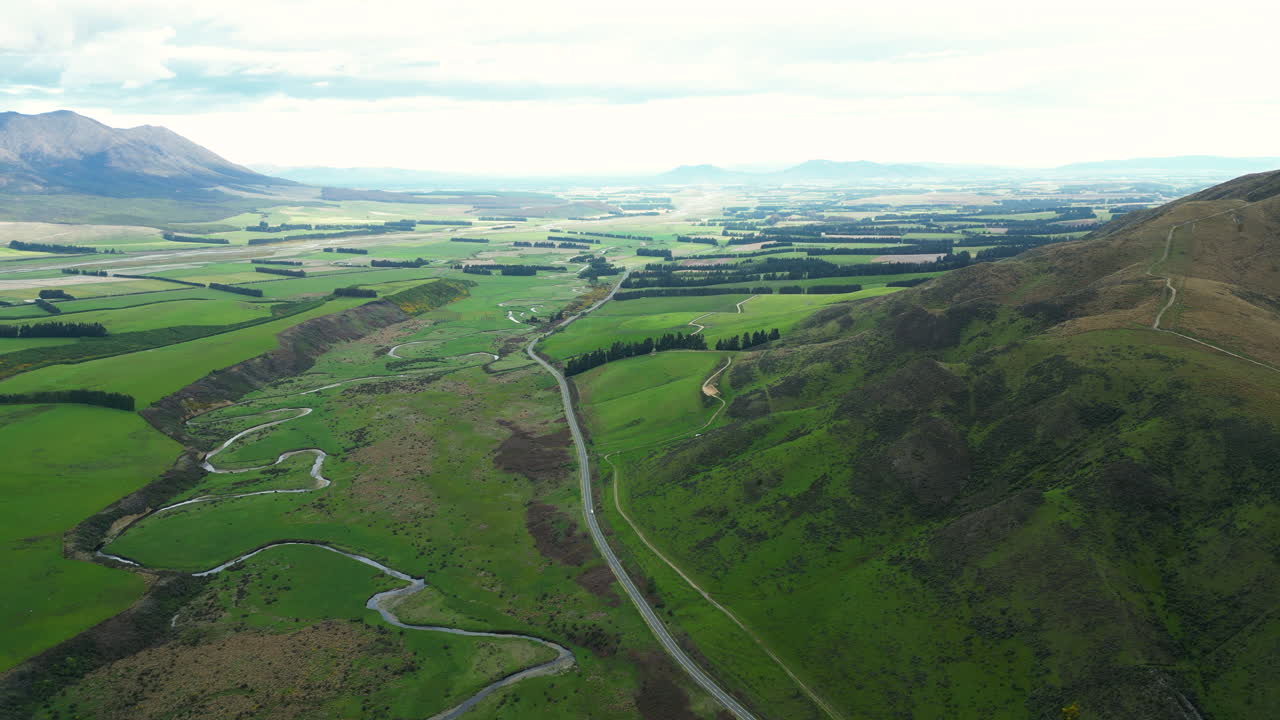 belleza del paisaje mossburn en nueva zelanda, vista aérea de drones